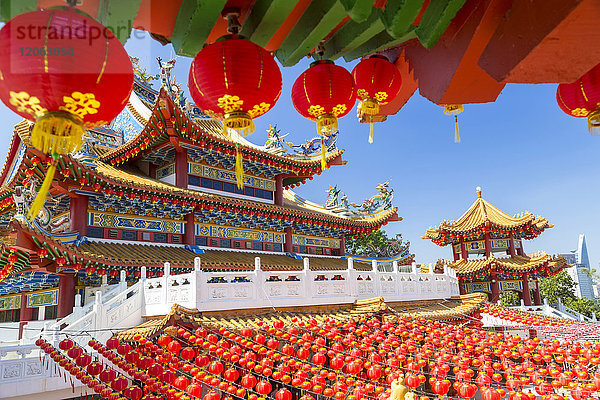 Farbenfroher chinesischer Tempel  der mit einer Fülle von traditionellen roten Papierlaternen geschmückt ist.