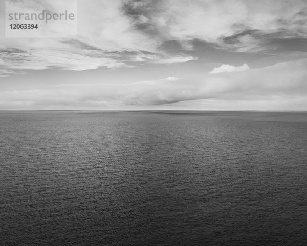 Blick über den Ozean unter bewölktem Himmel von den Cliffs of Moher  Grafschaft Clare  Irland.