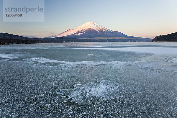 Eis auf dem Yamanaka-See mit dem schneebedeckten Berg Fuji im Hintergrund  Japan.