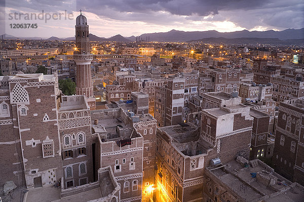 Hochwinkelansicht über die Dächer von Gebäuden in der Altstadt von Sana'a im Jemen. Ein UNESCO-Weltkulturerbe mit traditioneller Architektur  mehrstöckige Häuser mit dekorativen Friesen.