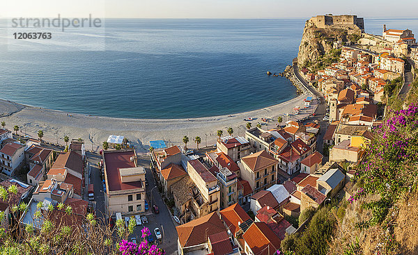 Hochwinkelansicht der Küstenstadt mit Burg auf einer Klippe und Sandstrand an der Mittelmeerküste.