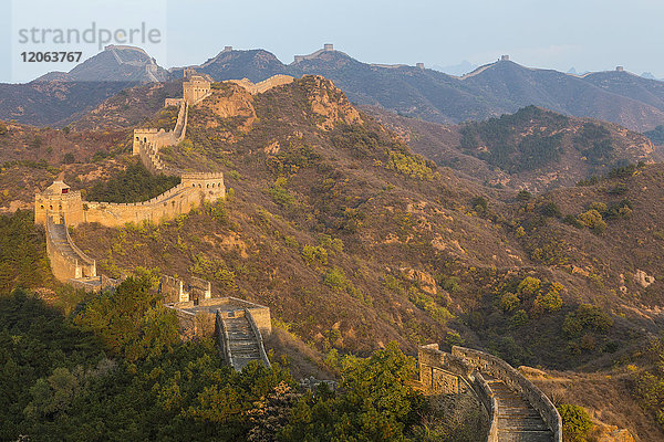 Berglandschaft mit Großer Mauer  Jinshanling  Peking  China.