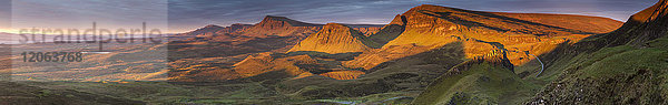 Panoramablick über die Landschaft mit Bergkette bei Sonnenaufgang  Sonnenlicht beleuchtet Berghänge.