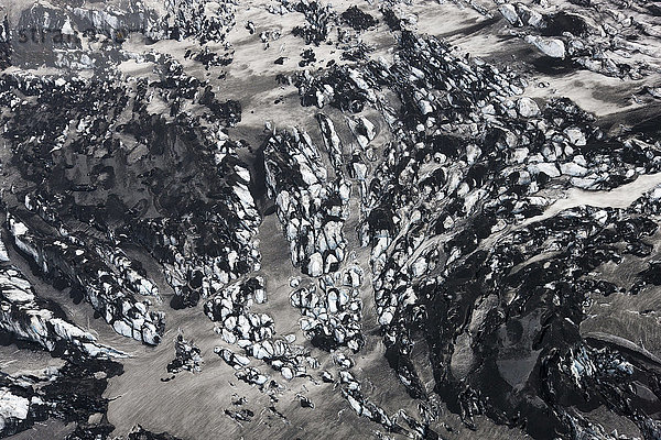 Luftaufnahme der Landschaft mit Gletscher und Vulkanasche.