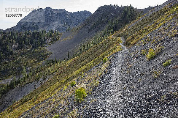 Wanderweg in den North Cascades  Pacific Crest Trail durch unberührte alpine Wildnis  Herbst  nahe Granite Pass  Pasayten Wilderness  Okanogan National Forest  Washington.