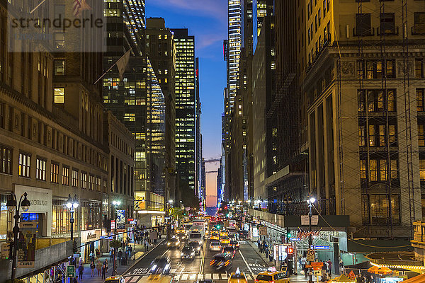 Blick entlang der Manhattan Avenue  New York  USA  in der Abenddämmerung  Blick nach Süden  mit Wolkenkratzern  die die belebte Straße säumen.