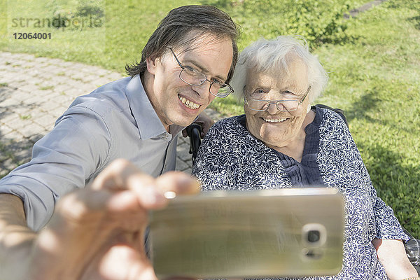 Sohn macht Selfie mit behinderter Mutter im Rollstuhl