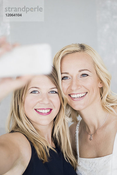 Junge Frauen machen ein Selfie mit einer Handykamera
