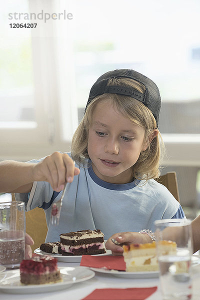 Junge isst Kuchen zu Hause