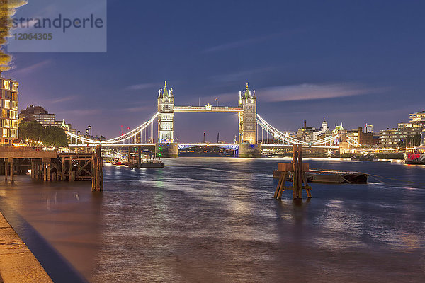 Tower Bridge und London bei Nacht  England