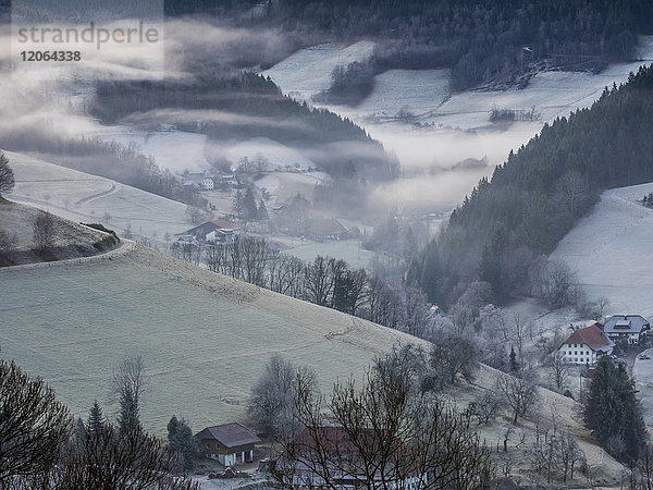 Wintermorgen im Tal von Yach mit Nebel und Bauernhaus