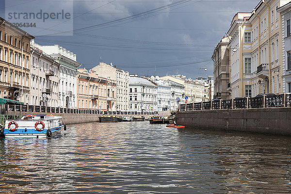 Im Kanal vertäute Boote inmitten von Gebäuden in der Stadt  Russland