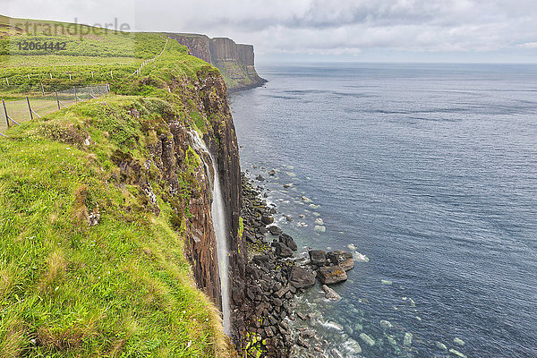 Kilt Rock und Mealt-Wasserfall auf der Isle of Skye  Schottland