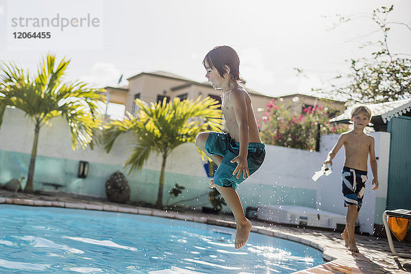 Kleiner Junge springt in den Pool