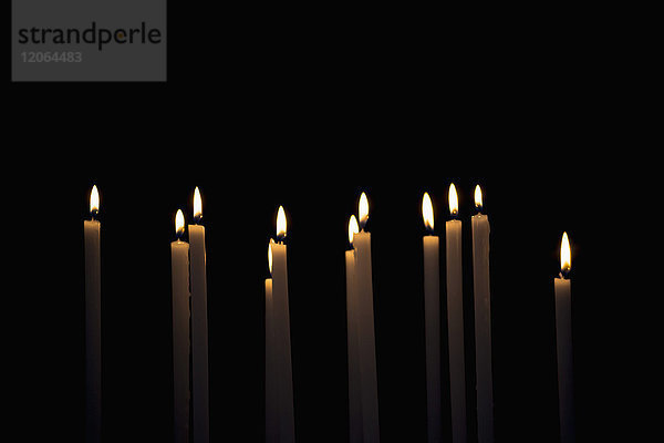 Brennende Kerzen in der Kirche  Toskana  Italien