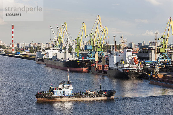 Boot und Kräne im Handelshafen  Sankt Petersburg  Russland