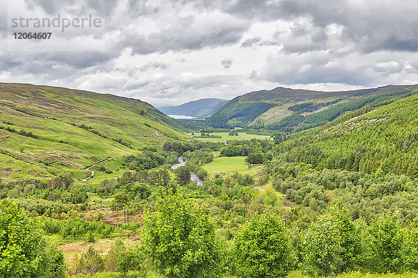 Blick auf einen grünen Hügel und eine Schlucht  Loch a' Bhraoin  Schottland