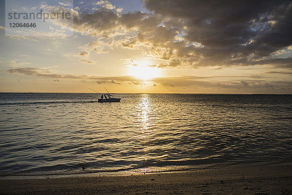 Fischerboot auf dem Meer bei Sonnenuntergang