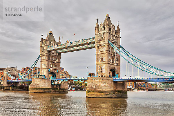 Tower Bridge über den Fluss  London  England