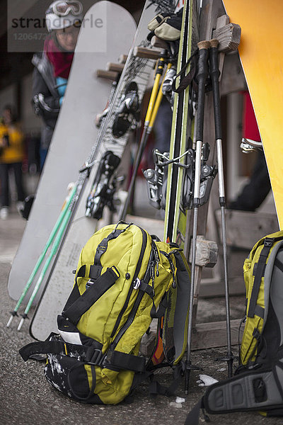 Frau mit Rucksack und Skiausrüstung