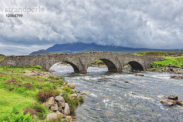 Die historische Brücke in Sligachan  Isle of Skye  Innere Hebriden  Schottland