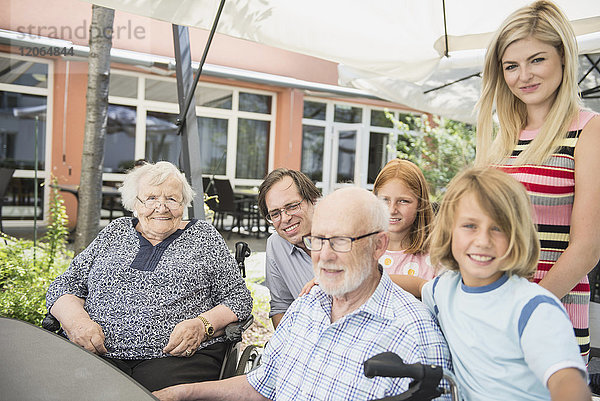 Porträt einer Mehrgenerationenfamilie im Pflegeheim