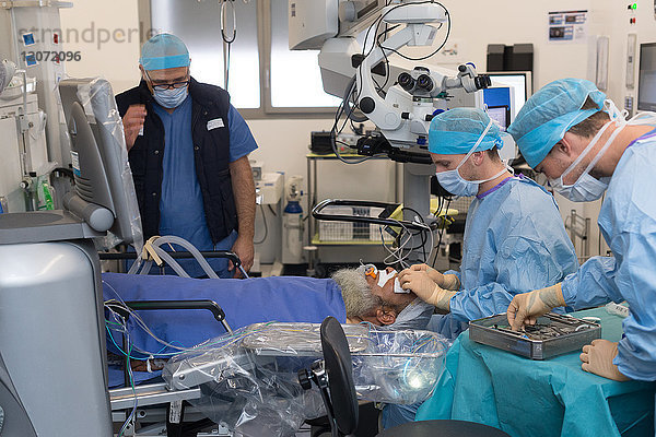 Reportage aus der Augenabteilung des Krankenhauses Pasteur 2  Nizza  Frankreich. Im Operationssaal  Behandlung einer Netzhautablösung durch Vitrektomie. Das Ende des Eingriffs.