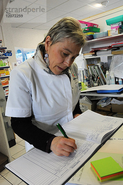 Reportage in einer Apotheke in Auxi-le-Château  Frankreich. Verzeichnis der als Betäubungsmittel eingestuften Stoffe und Medikamente.