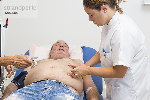 Reportage in der Abteilung für Schmerzevaluierung und -behandlung im Krankenhaus Cimiez  Nizza  Frankreich. Der Patient leidet an Multipler Sklerose mit refraktären neuropathischen Schmerzen  die eine intrathekale Schmerzbehandlung erfordern. Er verfügt über eine abdominale intrathekale Pumpe. Die Pumpe wird alle vierzehn Tage mit einer 40-ml-Dosis Ziconotid (Prialt) aufgefüllt. Der Arzt tastet nach dem Füllventil.