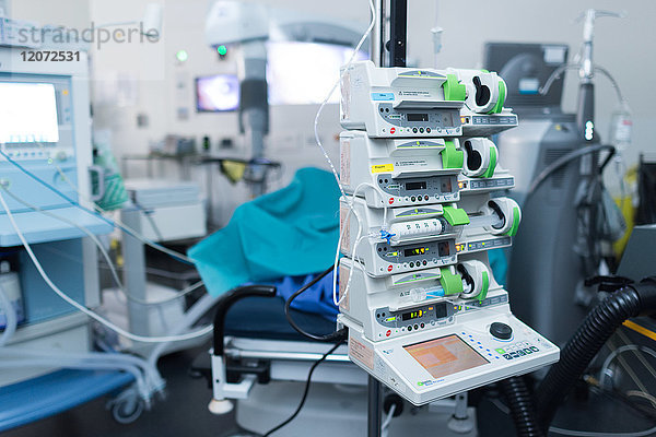 Reportage aus der Augenabteilung des Krankenhauses Pasteur 2  Nizza  Frankreich. Im Operationssaal  Behandlung einer Netzhautablösung durch Vitrektomie. Ausrüstung für die Anästhesie.