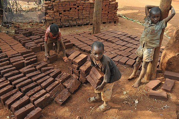 Kinder arbeiten in Kasulu  Tansania.