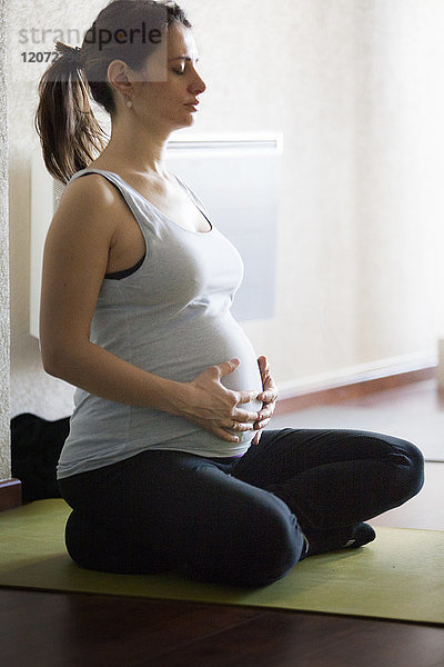 Reportage über eine vorgeburtliche Yogastunde in Haute-Savoie  Frankreich. Diese speziell für schwangere Frauen konzipierte Sitzung bietet körperliche  emotionale und spirituelle Unterstützung  damit die Frauen ihre Schwangerschaft gelassen erleben können. Die Frauen üben traditionelle und an ihren Zustand angepasste Yogastellungen  sanfte Dehnungen sowie Atem- und Entspannungsübungen.