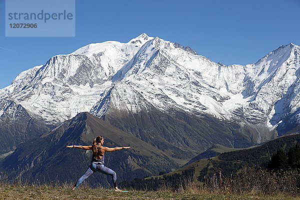 Französische Alpen. Mont-Blanc-Massiv. Frau macht Yoga-Meditation auf dem Berg. Saint-Gervais. Frankreich.