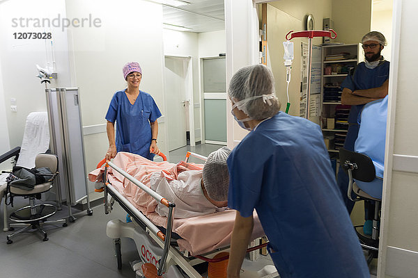 Reportage aus der Abteilung für interventionelle Scanner im Krankenhaus Pasteur 2  Nizza  Frankreich. Vertebroplastie - Zementplastik-Operation zur Behandlung einer Wirbelfraktur. Die Technik besteht darin  unter Bildführung eine biokompatible Zementmischung in den geschwächten Wirbel zu injizieren  um ihn zu konsolidieren.