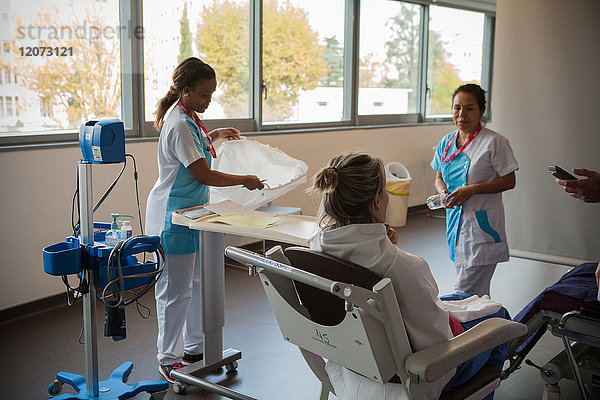 Reportage in der ambulanten Chirurgie im Centre Léon Bérard  Lyon  Frankreich. Nach der Operation im Aufwachraum werden den Patienten ihre Sachen ausgehändigt.