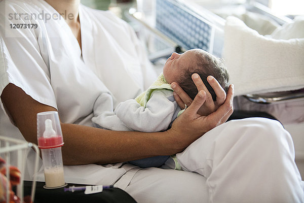 Reportage in einer Neugeborenenstation der Stufe 2 in einem Krankenhaus in Haute-Savoie  Frankreich. Eine Krankenschwester kümmert sich um ein neugeborenes Baby.