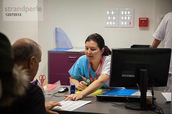 Reportage im Krebszentrum Léon Bérard in Lyon  Frankreich. Ankunft eines Patienten. Er wird mit Radiofrequenz behandelt und über Nacht im Krankenhaus bleiben.