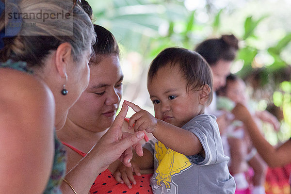 Reportage über ein französisches Ehepaar vom Festland  das auf Tahiti eine fa'a'amu-Adoption durchführt. Nach der Geburt besucht das Paar die leiblichen Eltern regelmäßig  um ihnen zu zeigen  dass es Léa gut geht.