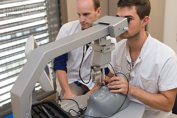 Reportage in der Abteilung für Augenheilkunde im Krankenhaus Pasteur 2  Nizza  Frankreich. Die Abteilung ist mit einem Simulationszentrum ausgestattet  in dem Praktikanten an einer Schaufensterpuppe üben können  um eine perfekte Technik zu erlernen. Ein Assistenzarzt übt virtuell die Operation einer Netzhautablösung.