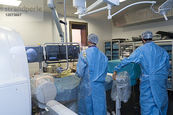 Reportage aus der Abteilung für interventionelle Scanner im Krankenhaus Pasteur 2  Nizza  Frankreich. Vertebroplastie - Zementplastik-Operation zur Behandlung einer Wirbelfraktur. Die Technik besteht darin  unter Bildführung eine biokompatible Zementmischung in den geschwächten Wirbel zu injizieren  um ihn zu konsolidieren.