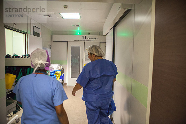 Reportage über die ambulante Chirurgie im Zentrum Léon Bérard  Lyon  Frankreich. In diesem Krebszentrum werden die Patienten im Stehen in den Operationssaal gebracht - eine innovative Art  die Patienten im Operationssaal willkommen zu heißen. Als aktive Teilnehmer an ihrer eigenen Operation werden die Patienten zu Fuß in den OP gebracht.