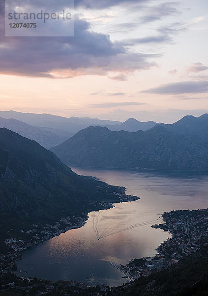 Blick auf die Bucht von Kotor bei Sonnenuntergang  UNESCO-Weltkulturerbe  Montenegro  Europa