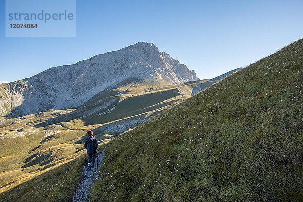 Wanderer auf dem Weg zum Gipfel des Corno Grande  Nationalpark Gran Sasso e Monti della Laga  Abruzzen  Italien  Europa