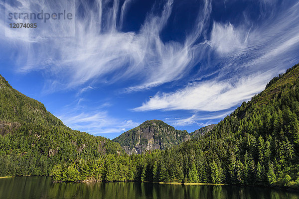 Rudyerd Bay  Wasserflugzeug und spektakuläre Wolken  schöner Tag  Misty Fjords National Monument  Sommer  Ketchikan  Alaska  Vereinigte Staaten von Amerika  Nordamerika