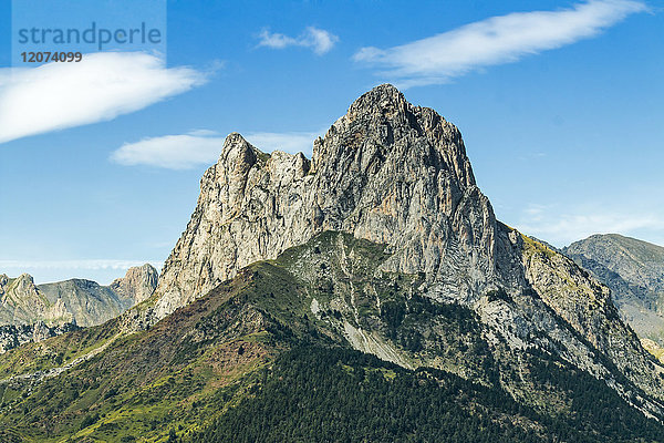 Der 2341 m hohe Kalksteingipfel Pena Foratata  ein großartiges Wahrzeichen im malerischen oberen Tena-Tal  Sallent de Gallego  Pyrenäen  Aragonien  Spanien  Europa