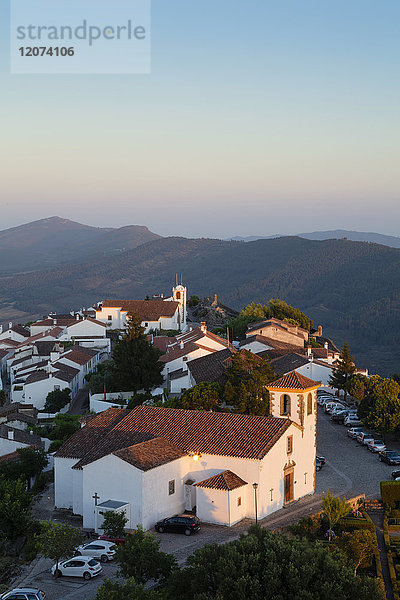 Marvao  ein dramatisches portugiesisches mittelalterliches Dorf auf einem Hügel in der Region Alentejo an der Grenze zu Spanien  Portugal  Europa