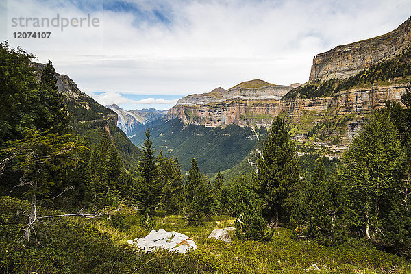 Blick nach Westen entlang des Ordesa-Tals zu den entfernten Gipfeln Mondarruego und Otal  Ordesa-Nationalpark  Pyrenäen  Aragon  Spanien  Europa
