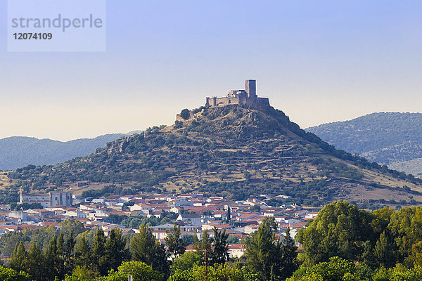 Burg Alconchel bei Badajoz in der spanischen Extremadura  Spanien  Europa