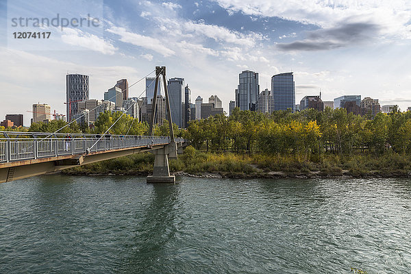 Blick auf den Bow River und das Stadtzentrum vom Sunnyside Bank Park  Calgary  Alberta  Kanada  Nordamerika