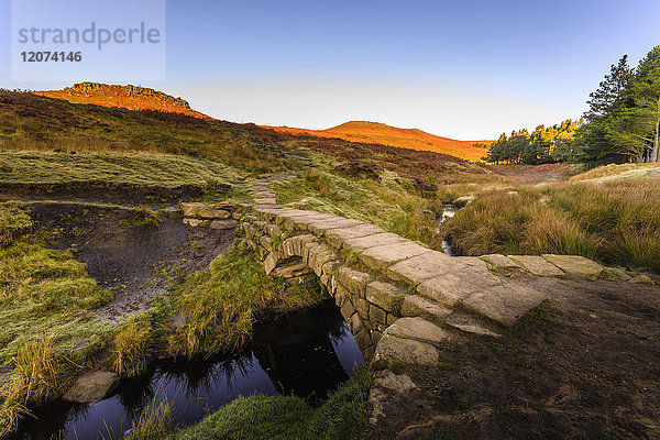 Carl Wark und Higger Tor  Herbstsonnenaufgang  vom Burbage Brook  Hathersage Moor  Peak District National Park  Derbyshire  England  Vereinigtes Königreich  Europa